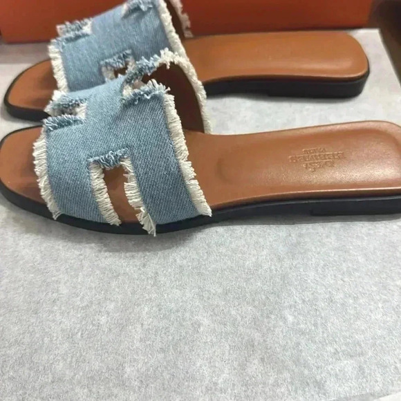 HERMES ORAN FRINGED LIGHT DENIM SANDAL
-NEW FULL SET 
-NEVER WORN
SZ38 - Picture 3 of 8